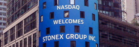 纳斯达克在大楼侧面欢迎 StoneX 集团的字样